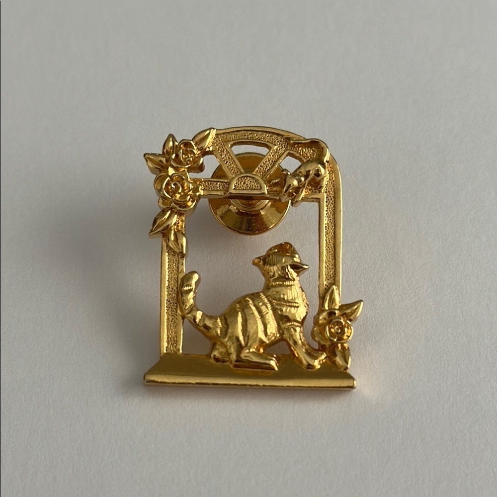 Vintage Cat Window Sill Mouse Flower Lapel Gold Toned Pin Brooch